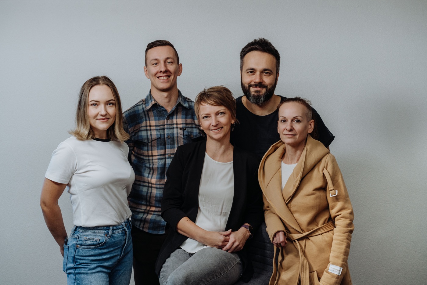 A Handymade csapata — a csapat öt tagja a műhelyben