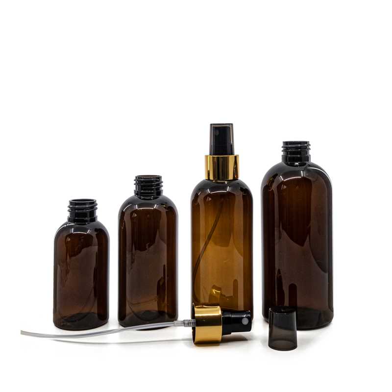 Borostyánszínű műanyag palack, fekete permetezőfej fényes arany gyűrűvel, 100 ml
