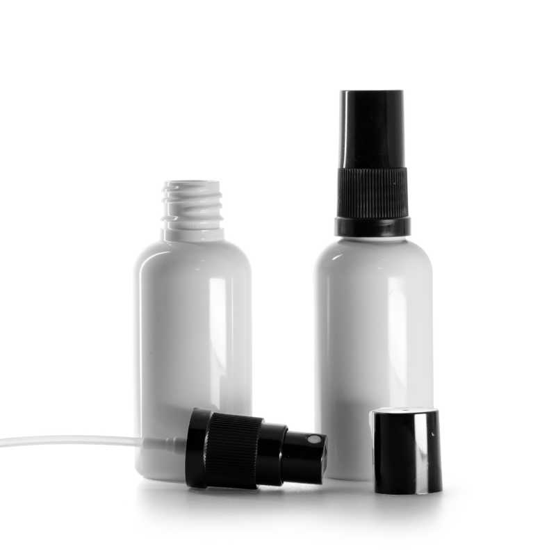 Fehér műanyag palack fekete permetezőfejjel és fekete kupakkal, 50 ml