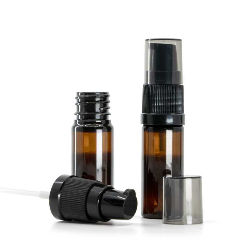 Barna műanyag flakon, fekete krémpumpa füstszín kupakkal, 10 ml