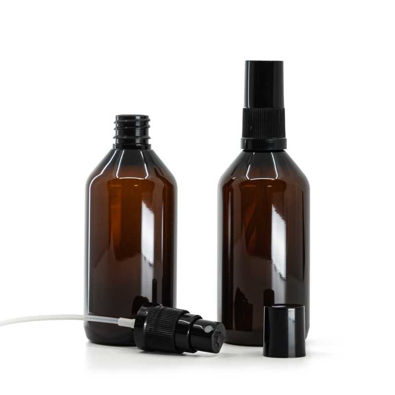 Borostyánszínű műanyag palack, fekete permetezőfej, fekete kupak, 115 ml