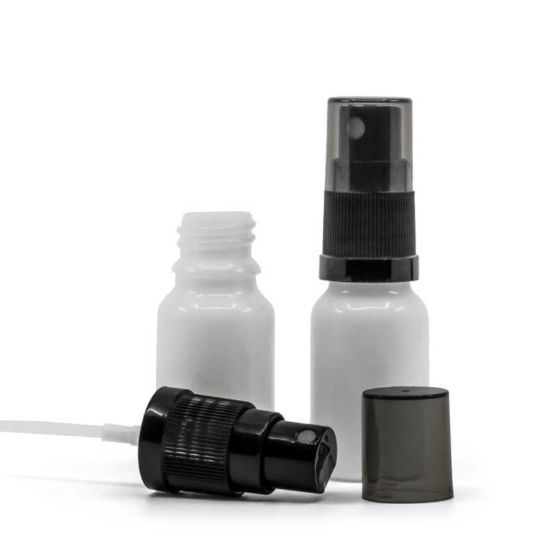 Fehér üvegpalack, fekete permetezőfej, füstös kupak, 10 ml