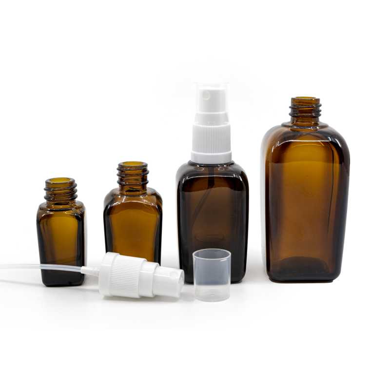 Négyszögletes borostyánszínű üvegpalack fehér permetezőfejjel, 20 ml