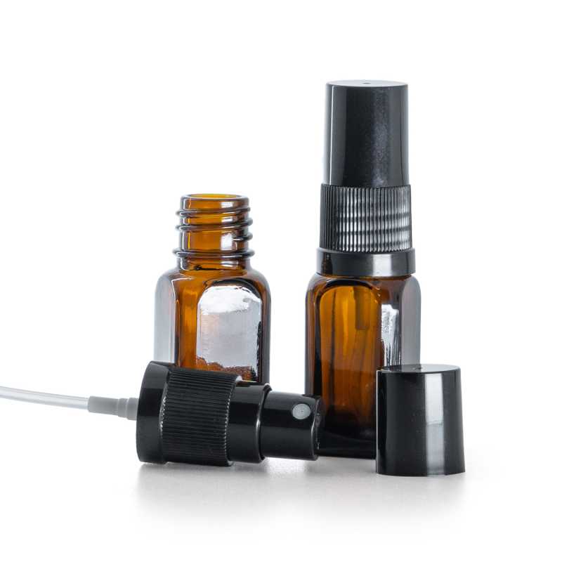 Szögletes borostyánszínű üvegpalack fekete permetpumpával és fekete kupakkal 10 ml