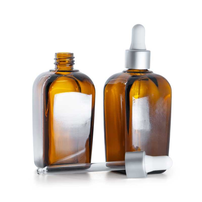 Szögletes borostyánszínű üvegpalack, matt ezüst pipettás kupak, 90 ml