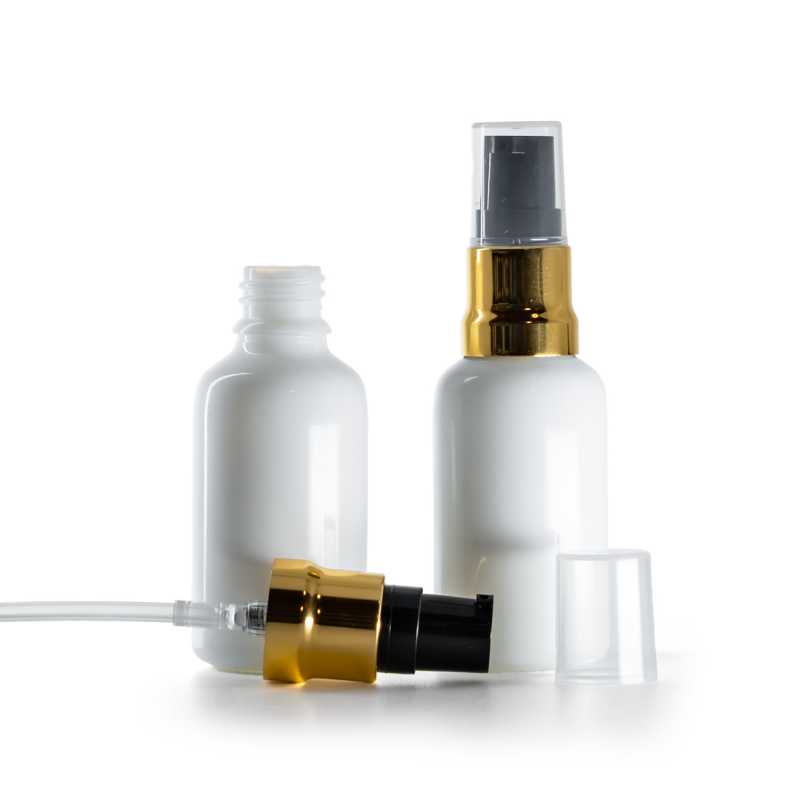 Fehér üvegpalack fekete–arany fényes adagolófejjel és átlátszó kupakkal, 30 ml