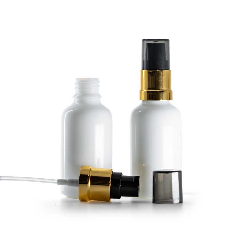 Fehér üvegcse, fényes fekete-arany pumpa füstös felső kupakkal, 30 ml