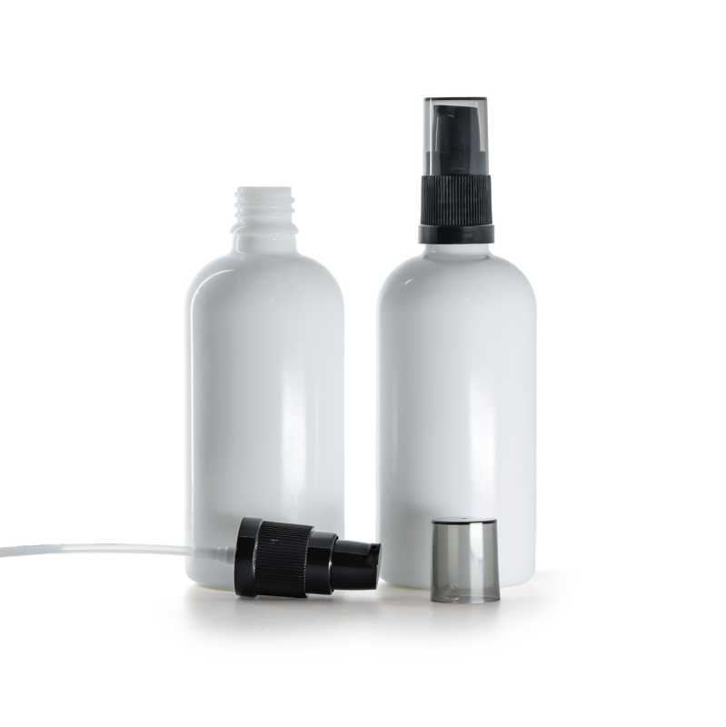 Fehér üvegpalack, fekete adagoló pumpa, füstszínű védőkupak, 100 ml