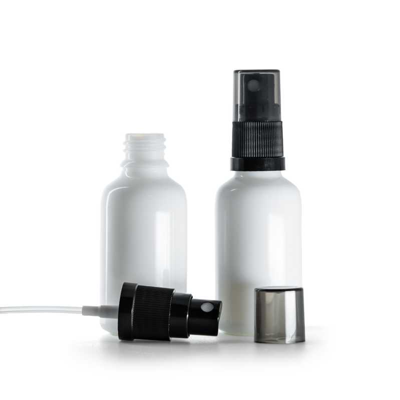 Fehér üvegpalack fekete permetezőfejjel és füstszínű kupakkal, 30 ml