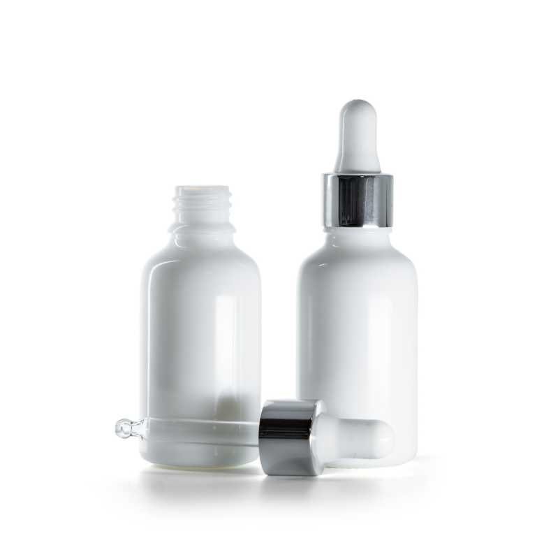 Fehér üvegpalack fényes ezüst pipettával, 30 ml