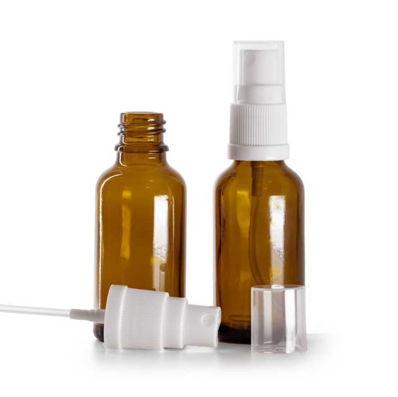 Borostyánszínű üvegpalack fehér permetezővel, 30 ml