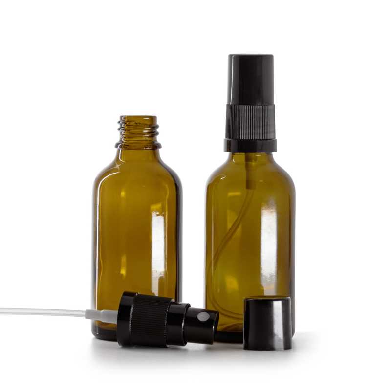 Borostyánszínű üvegpalack, fekete finompermetes szórófej, fekete kupak, 50 ml