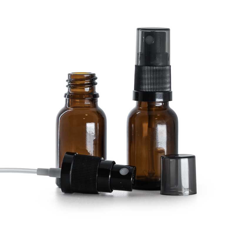 Borostyánszínű üvegpalack, fekete finompermet-pumpa, smoky kupak, 15 ml