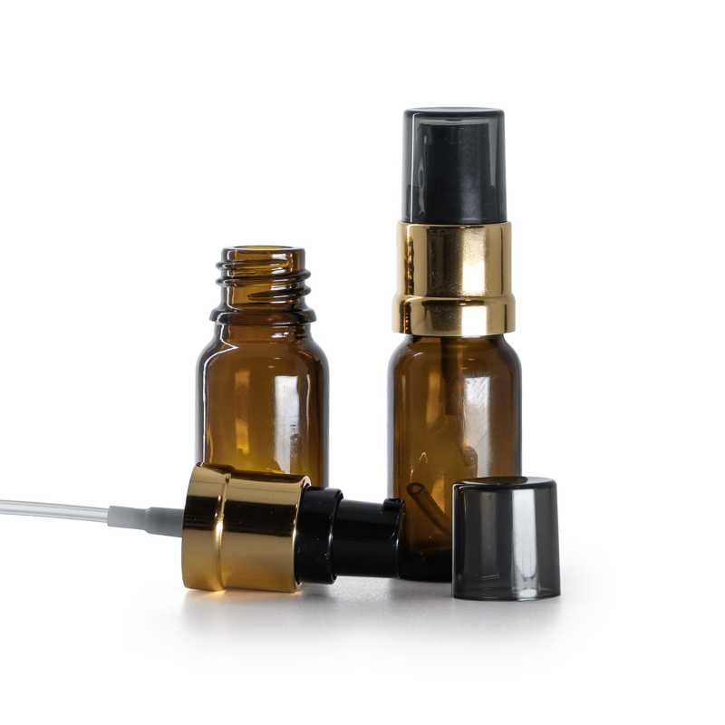 Borostyánszínű üvegpalack, fényes fekete-arany pumpával, 10 ml