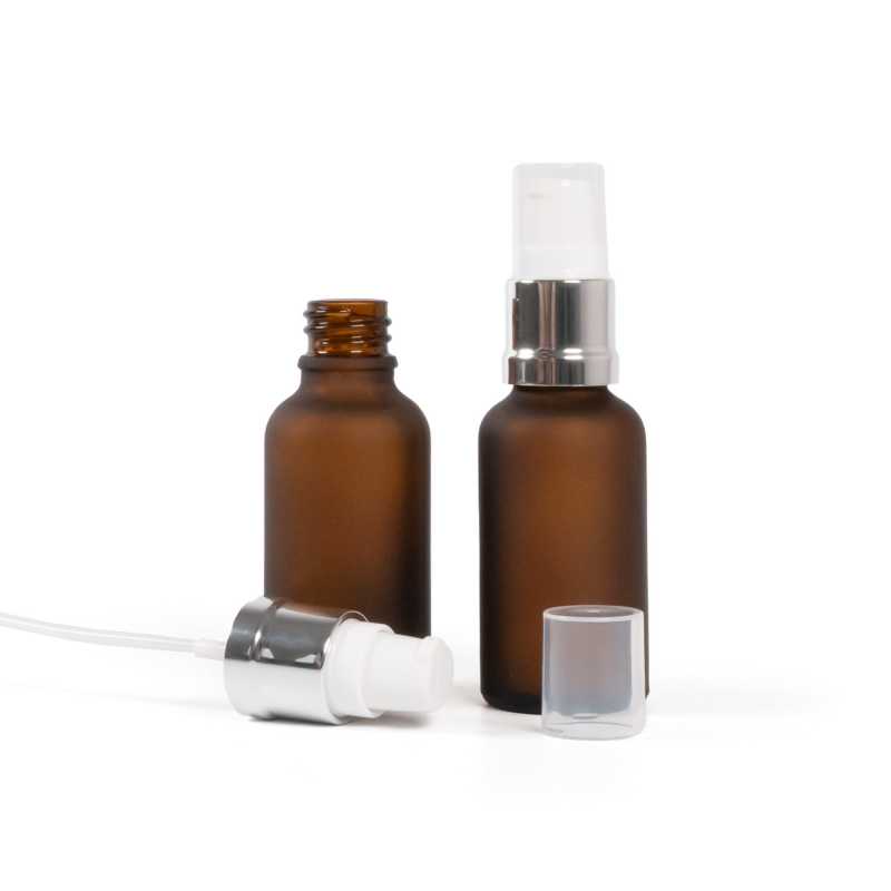 Matt borostyánszínű üvegpalack fehér-ezüst fényes adagolópumpával, 30 ml