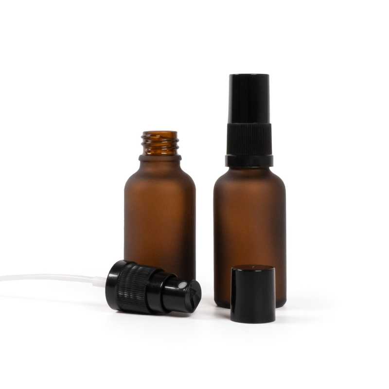 Matt borostyánszínű üvegpalack, fekete finompermetes permetezőfej, fekete kupak, 30 ml