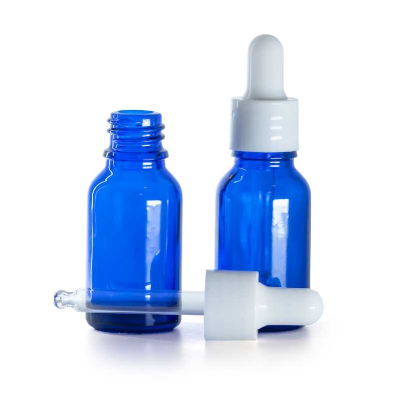 Kék üvegpalack fényes fehér pipettával, 15 ml