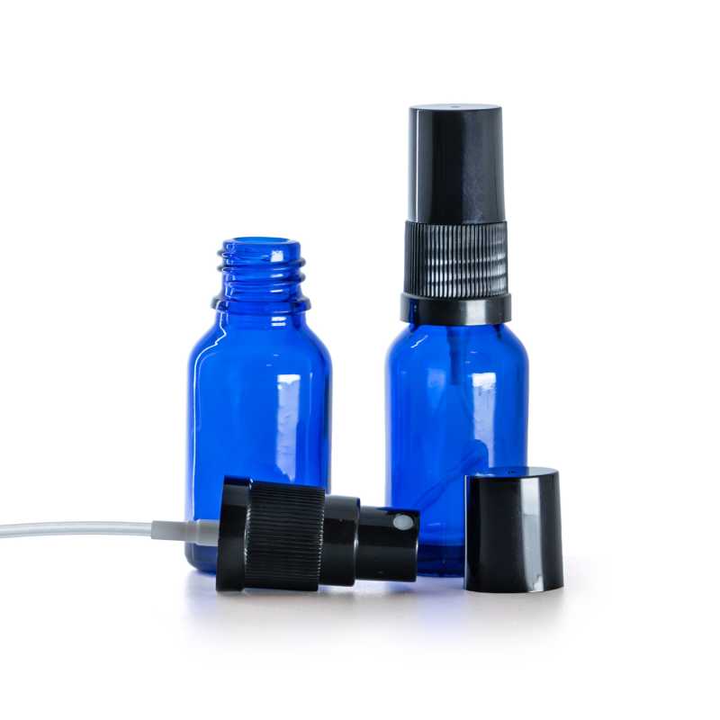 Kék üvegpalack, fekete permetezőfej, fekete védőkupak, 15 ml
