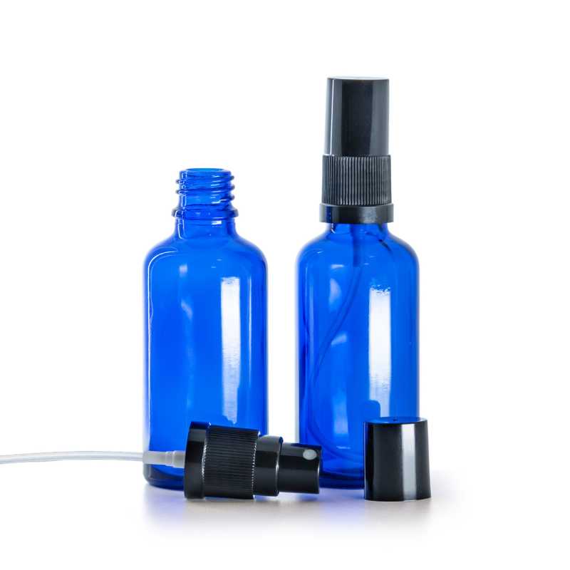 Kék üvegpalack, fekete finompermetes permetezőfej, fekete kupak, 50 ml