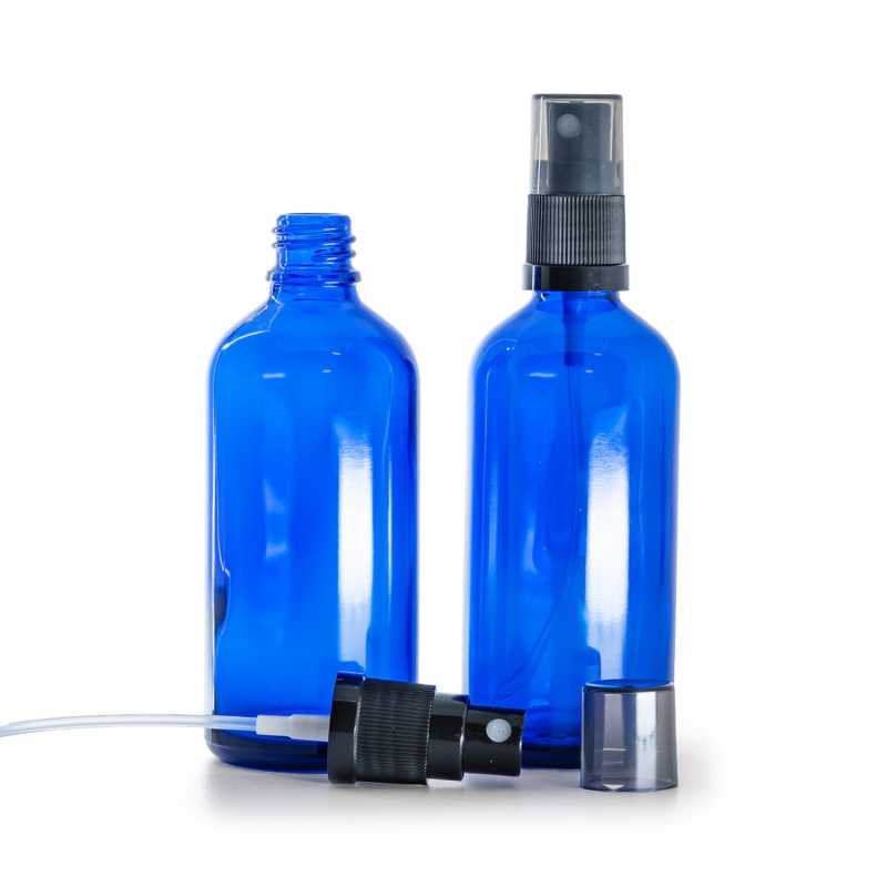 Kék üvegpalack, fekete permetezőfej, füstszínű kupak, 100 ml