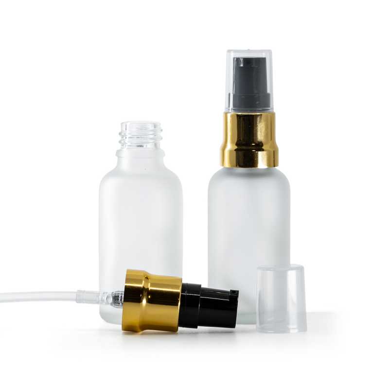Átlátszó matt üvegpalack, fényes fekete-arany pumpa átlátszó kupakkal, 30 ml