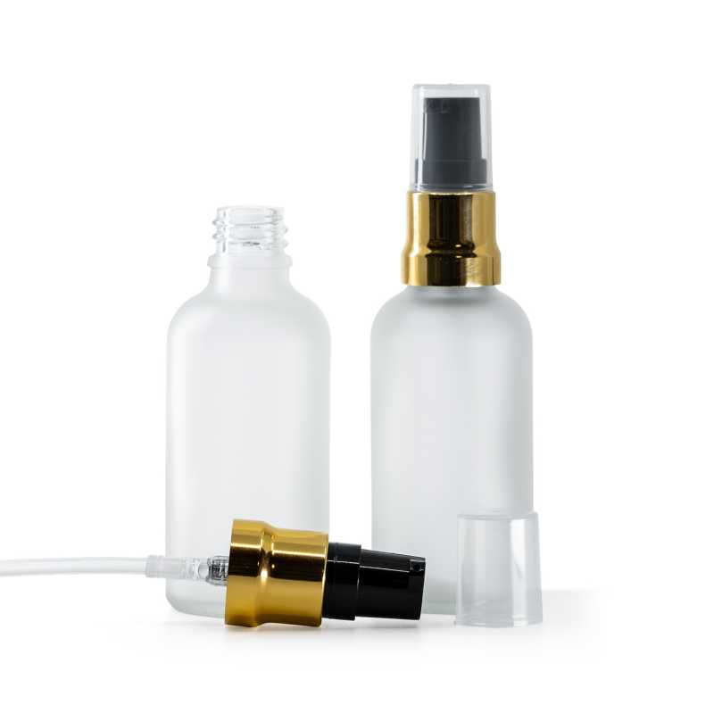 Átlátszó, matt üvegpalack, fényes fekete-arany pumpával és átlátszó kupakkal, 50 ml