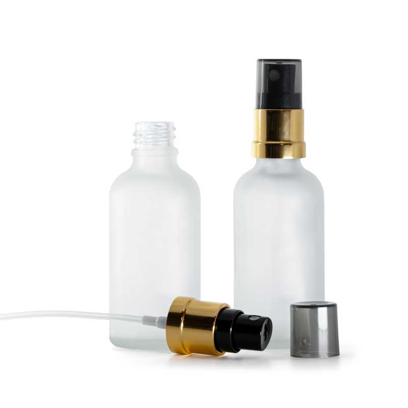 Átlátszó, matt üvegpalack, fekete permetező aranyfényű gallérral, füstszínű kupak, 50 ml