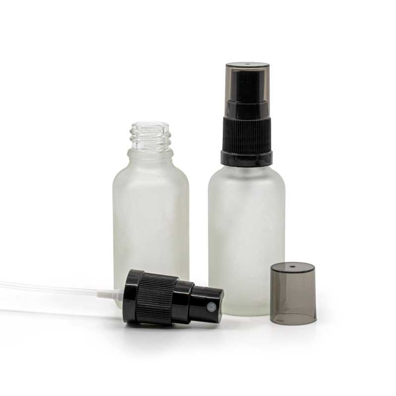 Átlátszó, matt üvegcse, fekete finompermetező szórófej füstös felső kupakkal, 30 ml