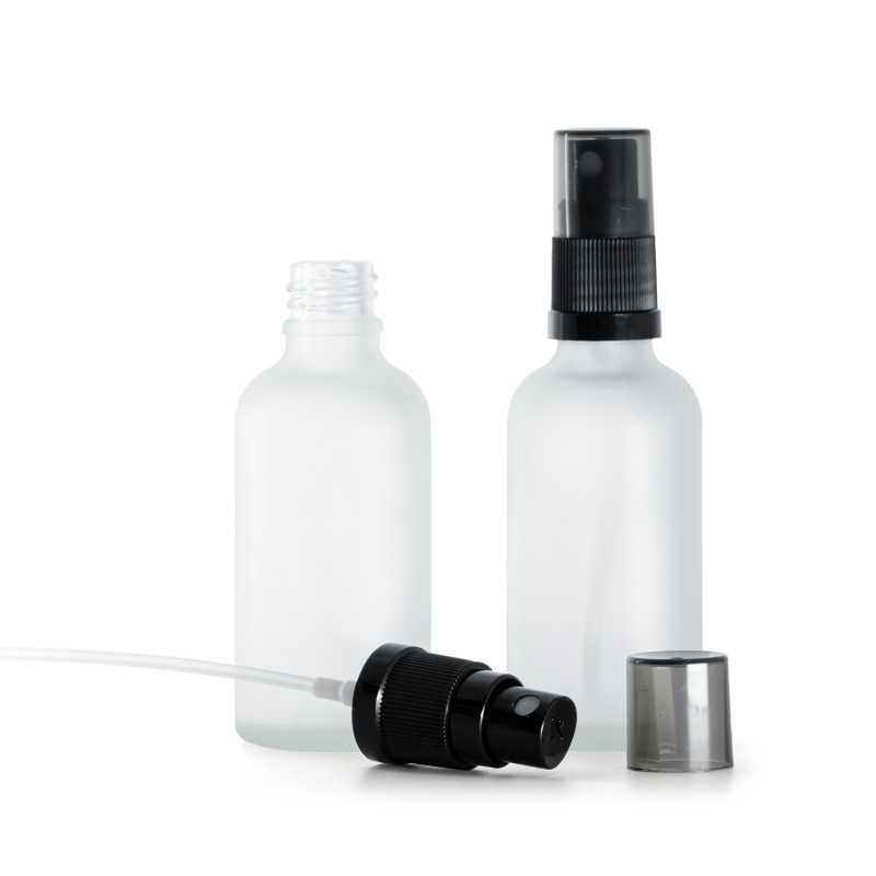 Átlátszó matt üvegpalack, fekete permetezőfej füstszínű kupakkal, 50 ml