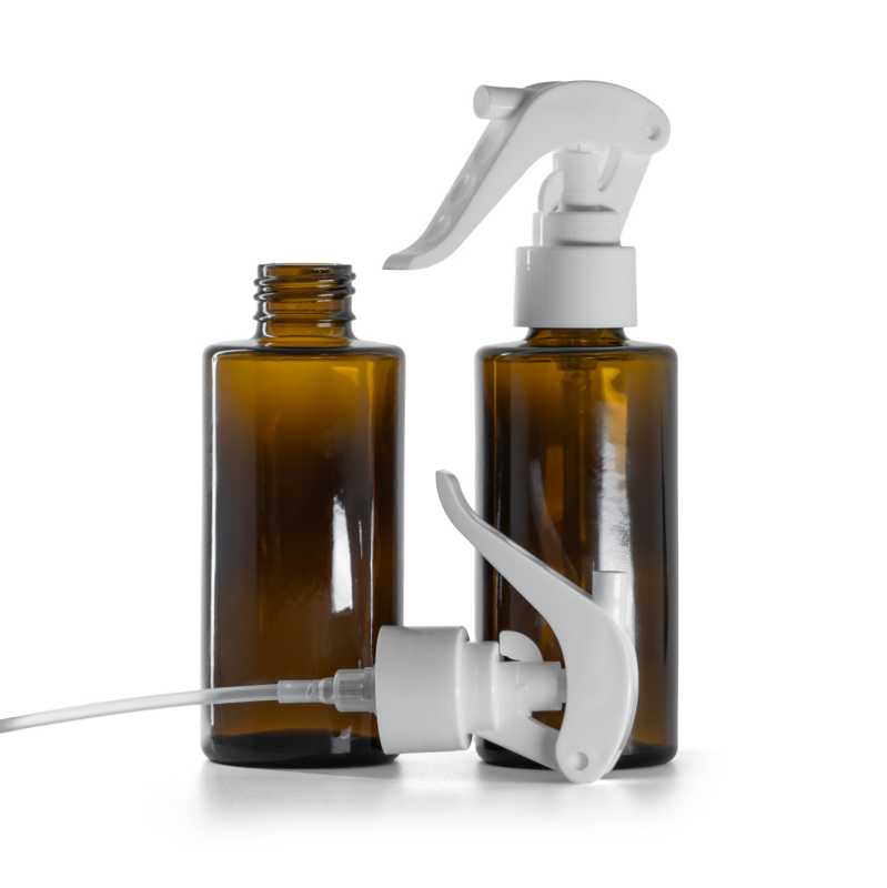 Borostyánszínű üvegpalack, egyenes nyak, 24 mm, fehér permetezőfej, 100 ml