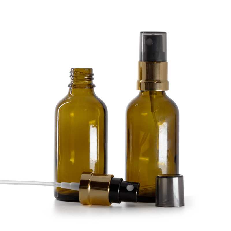 Borostyánszínű üvegpalack, fekete-arany permetező, füstszínű kupak, 50 ml