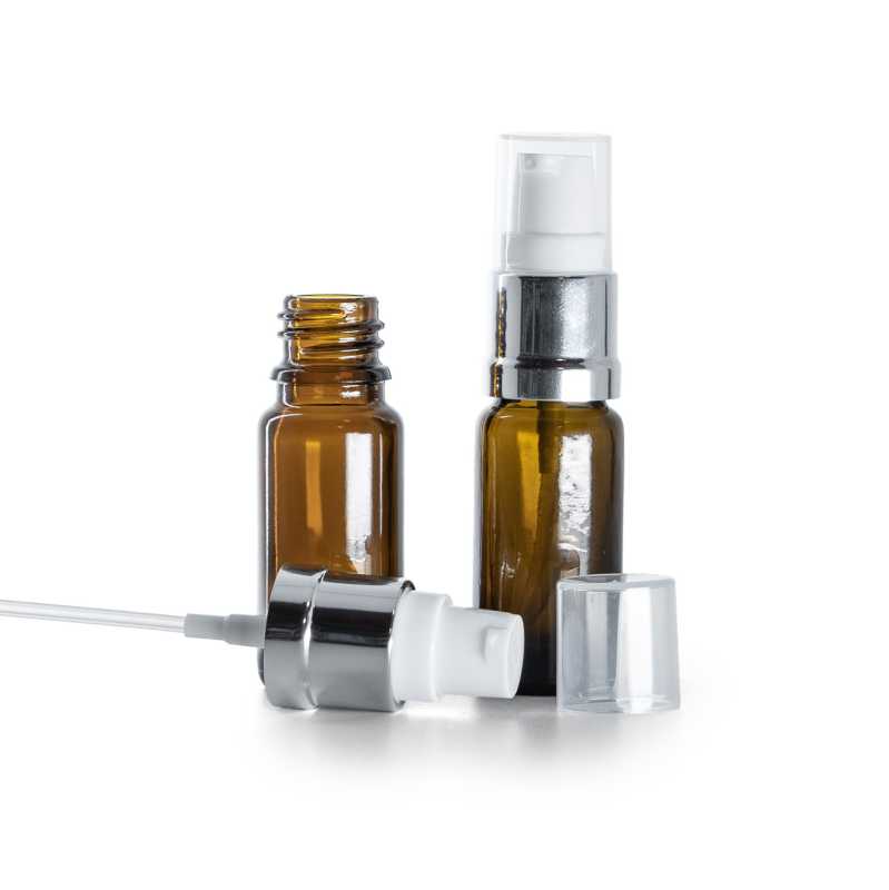 Keskeny B típusú borostyánszínű üvegpalack, fényes ezüst-fehér adagolófej, 10 ml