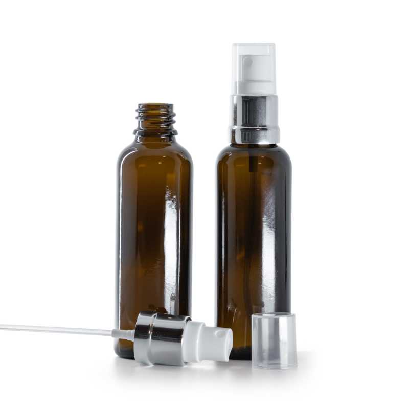 Karcsú borostyánszínű üvegpalack, ezüst-fehér permetezőfejjel, 50 ml