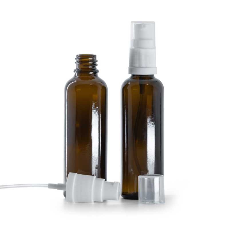 Karcsú borostyánszínű üvegpalack, fehér adagoló pumpával, 50 ml