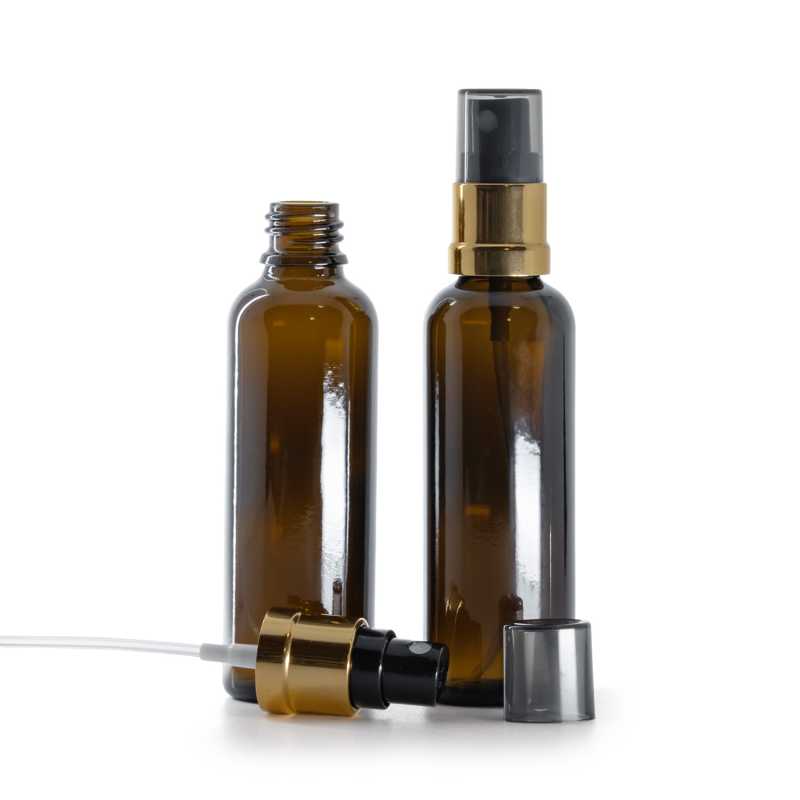 Borostyánszínű üvegpalack, karcsú, fekete-arany permetezőfej, füstszínű kupak, 50 ml