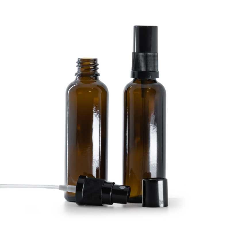 Magas borostyánszínű üvegpalack, fekete permetezőfej, fekete kupak, 50 ml