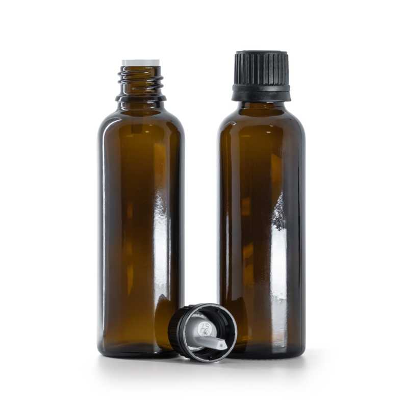Karcsú borostyánszínű üvegpalack, fekete kupakkal és cseppentővel, 50 ml