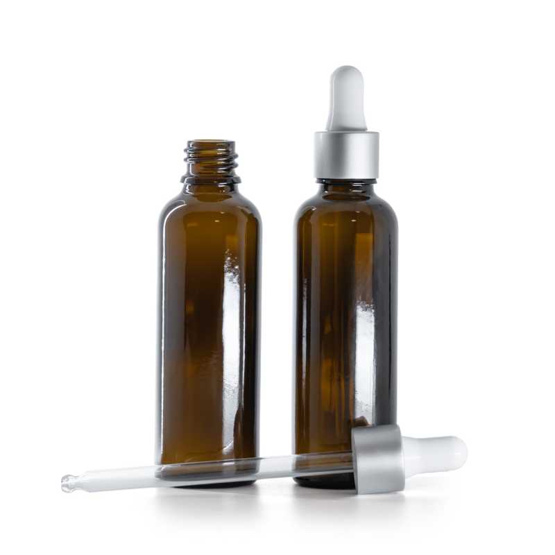 Karcsú, borostyánszínű üvegpalack, matt ezüst cseppentő, 50 ml