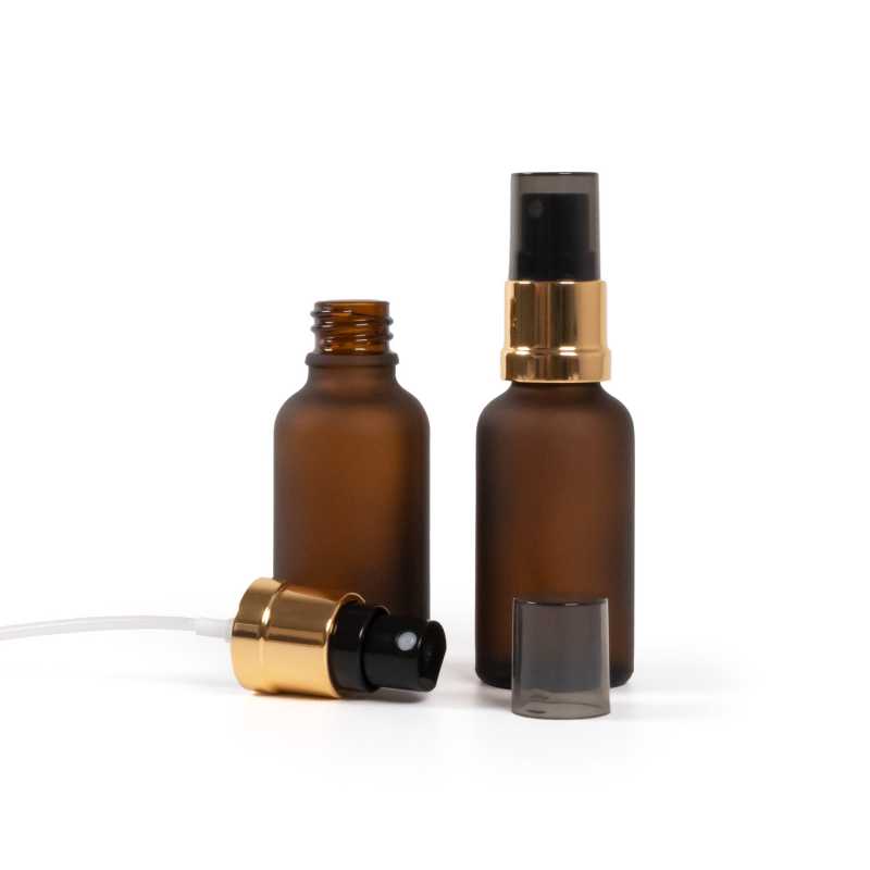 Borostyánsárga matt üvegpalack, fekete-arany permetezőfej füstös kupakkal, 30 ml